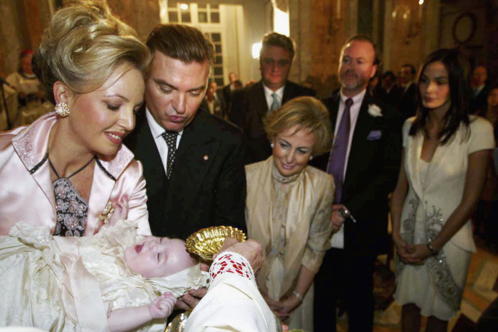 María Carolina de Borbón-Dos Sicilias con sus padrinos y padrinos, entre ellos Laurent de Bélgica e Inés Sastre, en su bautizo