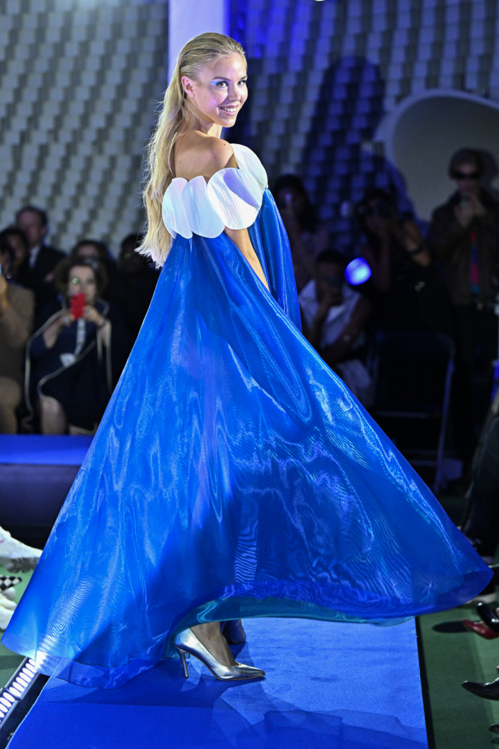 María Carolina de Borbón-Dos Sicilias desfilando para Pierre Cardin en la París Fashion Week 2023