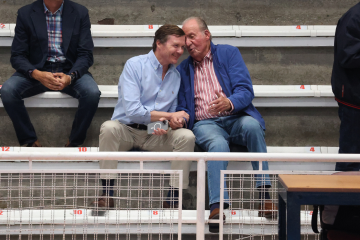 Pedro de Borbón-Dos Sicilias, duque de Calabria, muy cómplice junto al rey Juan Carlos I en un partido de balonmano de Pablo Urdangarin en Pontevedra en 2022