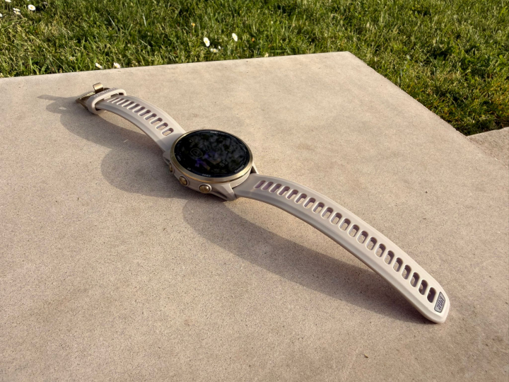 El Garmin Forerunner 970, en color beige/lila.