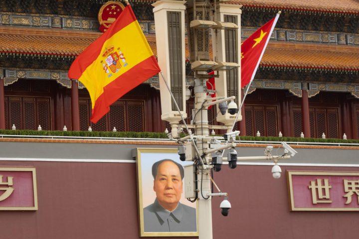 Bandera de España y China en una calle de Pekín