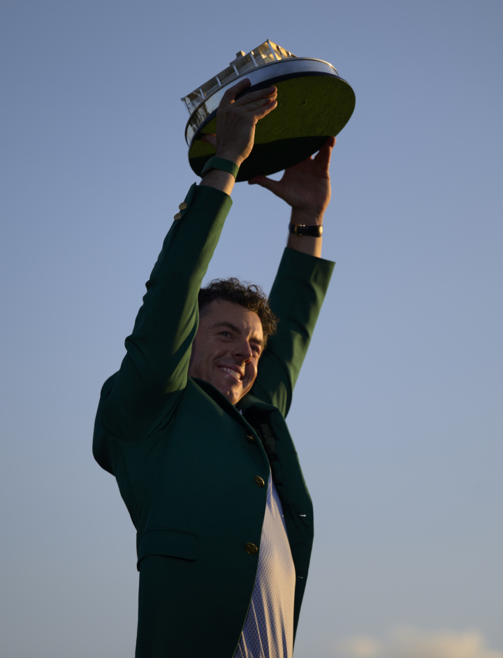 McIlroy posa con el trofeo y la chaqueta verde