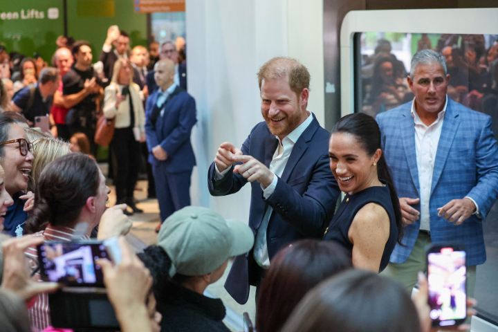 El príncipe Harry y Meghan Markle, muy sonrientes en su visita al Royal Children's Hospital de Melbourne