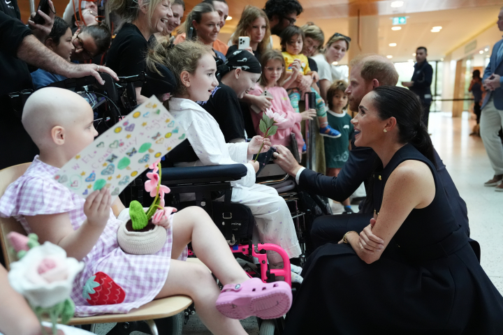 El príncipe Harry y Meghan Markle saludando a unos niños enfermos en el Royal Children's Hospital de Melbourne