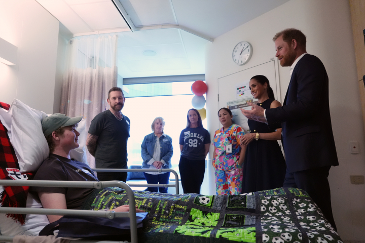 El príncipe Harry y Meghan Markle visitan a un joven paciente en su habitación del Royal Children's Hospital de Melbourne