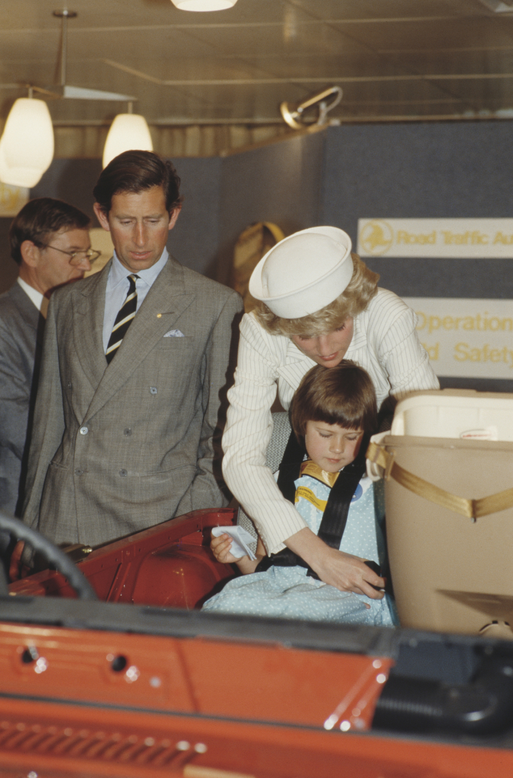 Lady Di, muy atenta con una niña junto a Carlos III en su visita al Royal Children's Hospital de Melbourne en octubre de 1985
