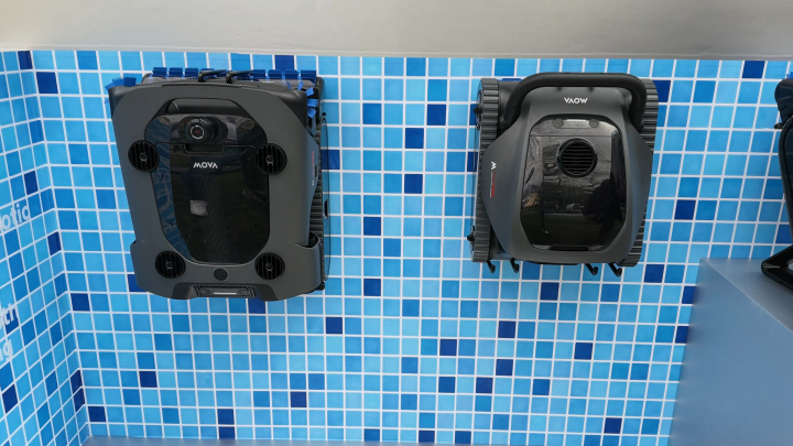 Los dos robots limpiapiscinas de Mova en el evento de Hamburgo (Alemania).
