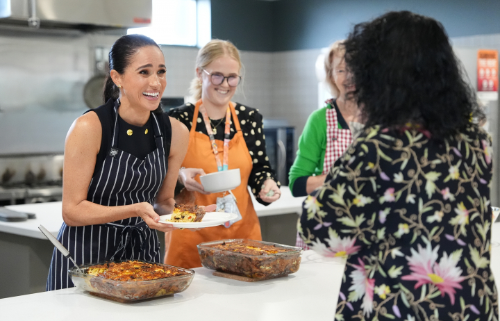Meghan Markle sirviendo comida en su visita al McAuley Community Services for Women de Melbourne