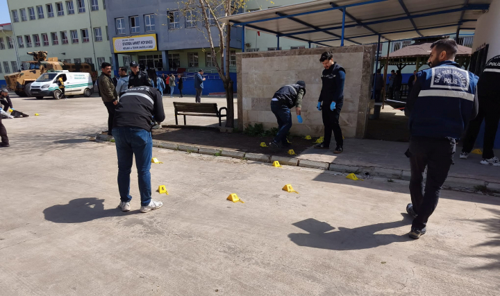 Agentes de la policía turca, en las inmediaciones del colegio turco de Siverek, donde un estudiante de secundaria ha perpetrado un tiroteo mortal.