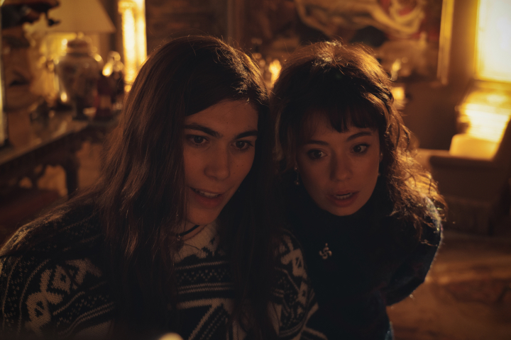 Elisabeth Martínez y Anna Castillo como Adela e Isabel