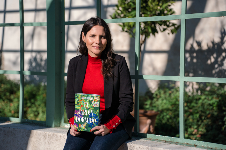 Carla Gracia con su libro 'El jardín dormido'