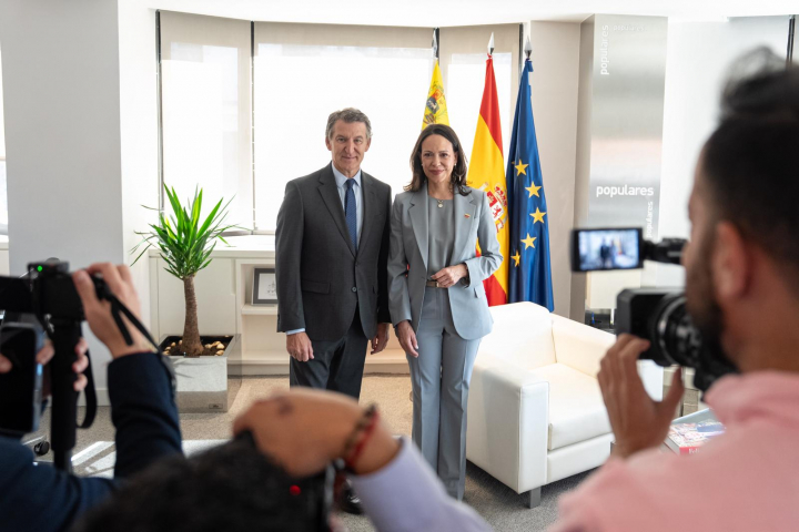 El líder del PP, Alberto Núñez Feijóo, junto a la líder opositora María Corina Machado