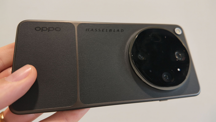 El nuevo OPPO Find X9 Ultra, en color negro y acabado con cuero vegano.