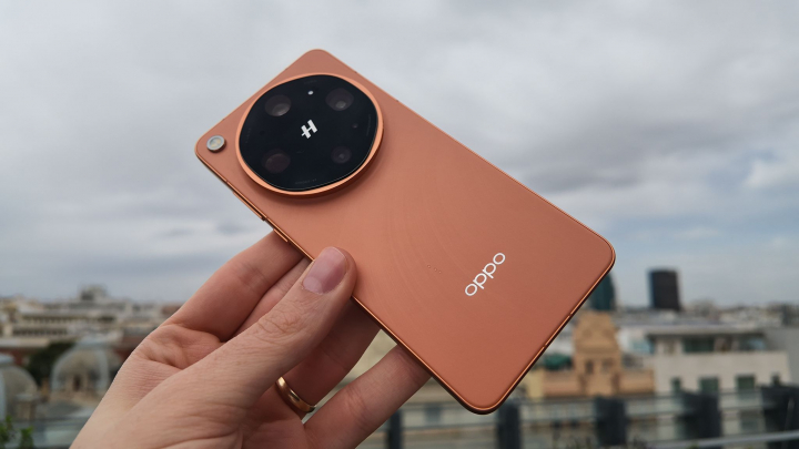 El OPPO Find X9 Ultra, en color naranja.