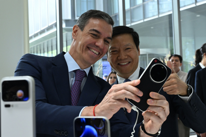 El presidente del Gobierno, Pedro a Sanchez, junto al fundador de Xiaomi, Lei Jun.