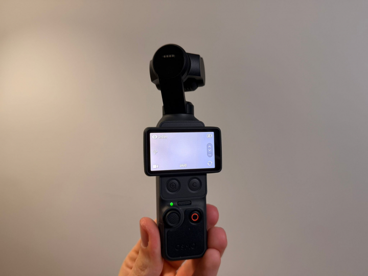 La nueva DJI Osmo Pocket 4, con su nuevo botón de zoom.