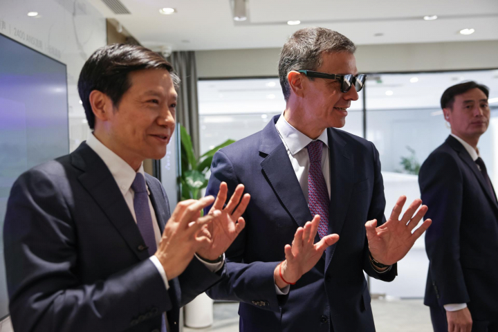 Sánchez probándose las gafas inteligentes de Xiaomi.