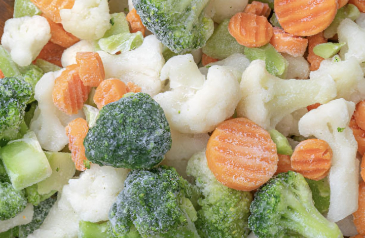 Una imagen de archivo de varias verduras (zanahoria, brocolí, coliflor) congeladas.