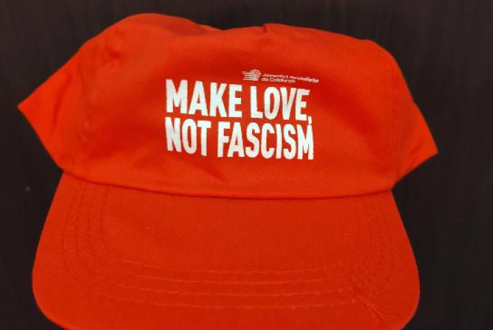 Las gorras que están regalando en la cumbre de Barcelona.