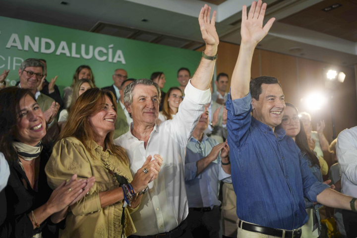 El presidente del Partido Popular, Alberto Núñez Feijóo, y el presidente de la Junta de Andalucía, Juanma Moreno