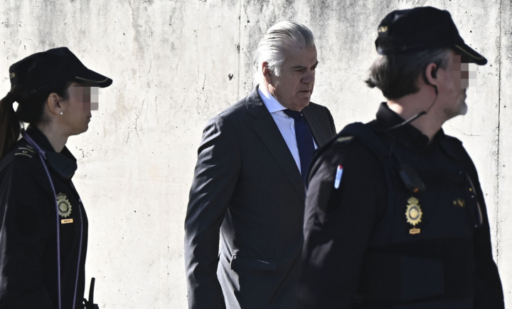 El extesorero del Partido Popular (PP) Luis Bárcenas, llegando a la Audiencia Nacional para declarar por el juicio del 'caso Kitchen'.
