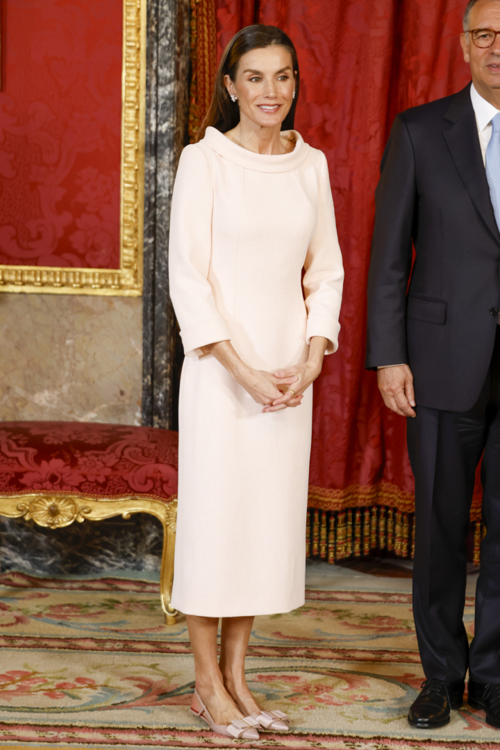 Letizia, con su vestido rosa empolvado este lunes en el Palacio Real