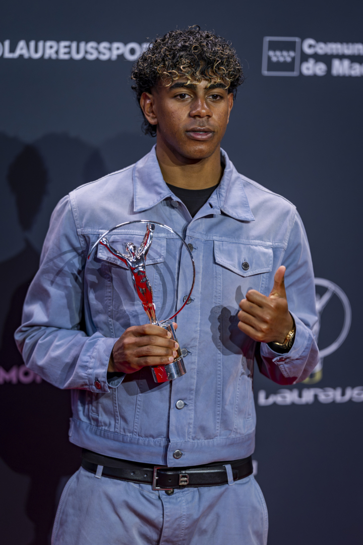 El futbolista, posando con su premio en la ceremonia de los Laureus en Madrid