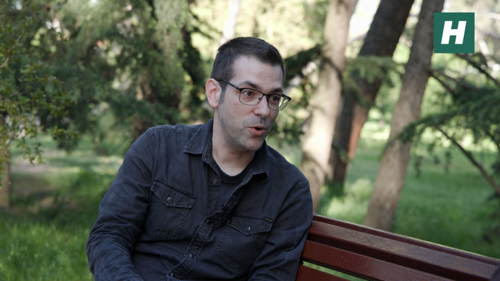 Rodrigo Carretero, subdirector de 'El HuffPost' y escritor, en un momento de la entrevista.