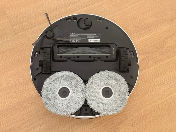 El cepillo antienredos exterior del E40 Ultra, sus dos mopas y el rodillo de limpieza central.