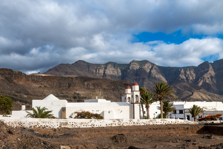 Ermita de Nuestra Señora de las Nieves y montañas en Puerto de las Nieves, en Agaete.