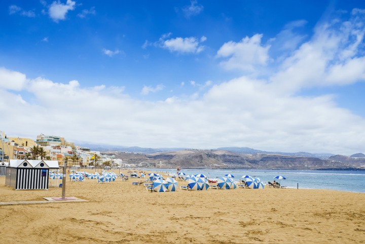 La playa de las Canteras in Las Palmas de Gran Canaria.