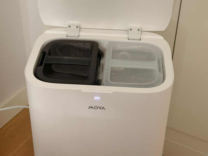 Los dos depósitos de agua en la base del Mova E40 Ultra. En color negro, agua sucia. En color blanco, agua limpia.