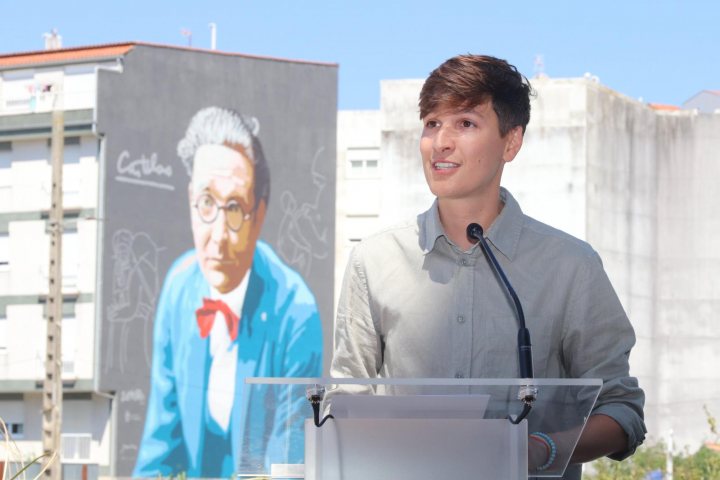 El exalcalde ribeirense Luis Pérez Barral, en una imagen de archivo, con un mural de Castelao de fondo.