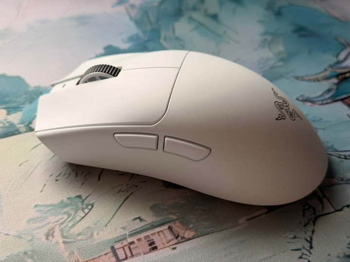 El nuevo Razer Viper V4 Pro, en color blanco. Con solo 49 gramos de peso.