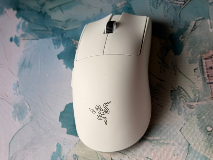 El nuevo Razer Viper V4 Pro, en color blanco. Su tacto suave es muy cómodo para el día a día.