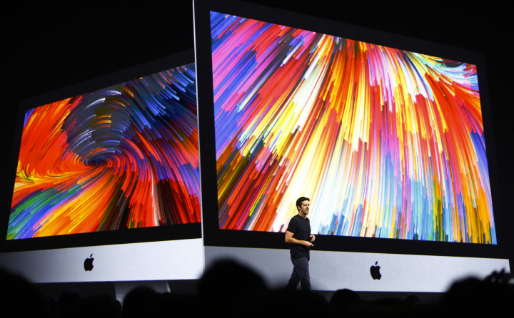 John Ternus, durante la presentación del iMac en 2017.