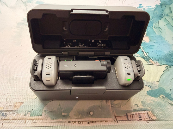 Los DJI Mic Mini 2 en su nuevo estuche de carga, un poco más grande.