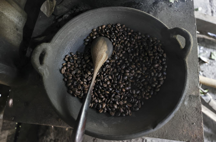 alt="alt="Un bol lleno de café de civeta con una cuchara""