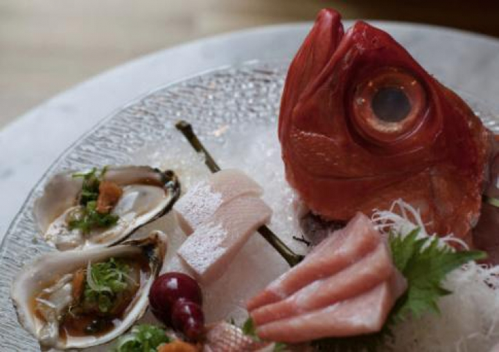 alt="alt="Un plato con la cabeza y el lomo de un atún de aleta azul""