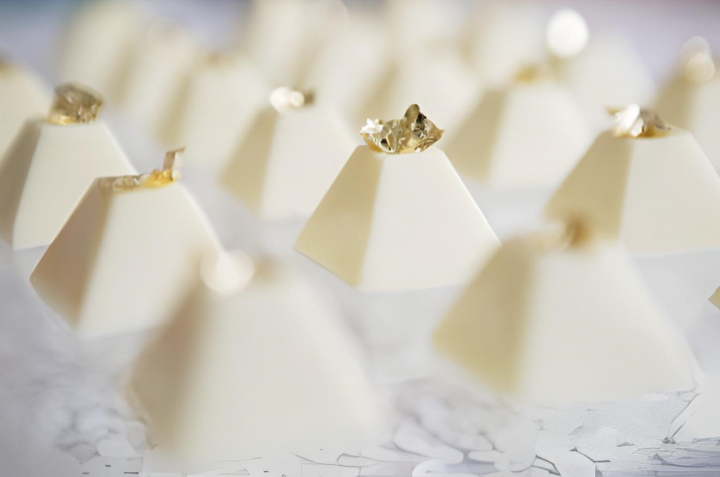 alt="alt="Varios postres de chocolate blanco rematados con unos copos de oro comestibles""