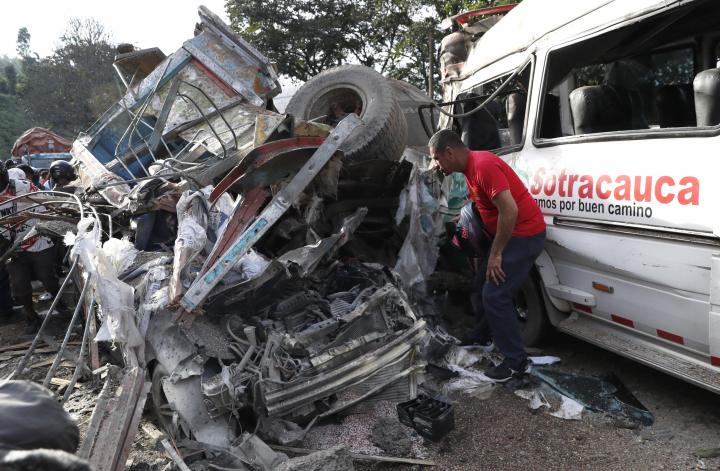 Una persona realiza labores de rescate en la vía Panamericana tras un atentado este sábado, en Cajibío (Colombia).