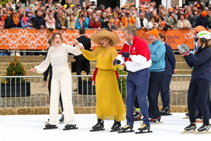 Ariane de Holanda patinando junto a sus padres, Guillermo Alejandro y Máxima de Holanda, en el Día del Rey 2026 en Dokkum