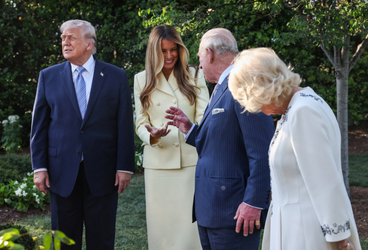 Carlos III hace reír a Melania Trump en presencia de Donald Trump y la reina Camilla en la Casa Blanca