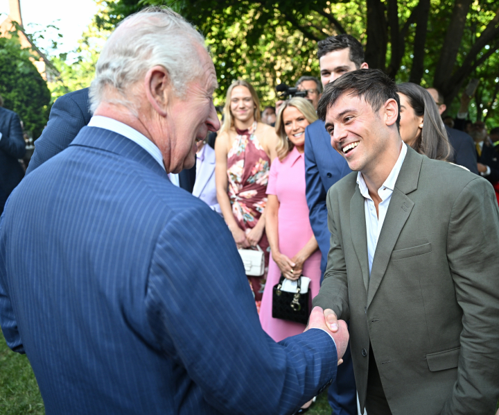 Carlos III saluda a Tom Daley en la fiesta en la residencia del embajador británico en Washington en su visita de Estado a Estados Unidos