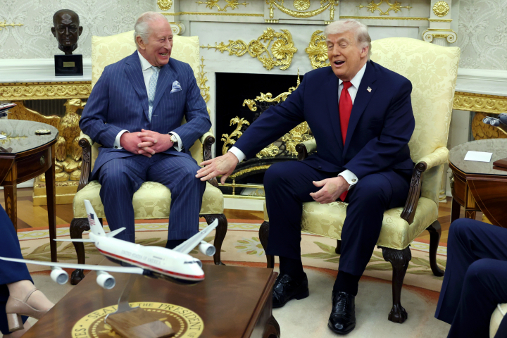 Carlos III y Donald Trump bromeando en el Despacho Oval durante la visita de Estado de Carlos III a Estados Unidos