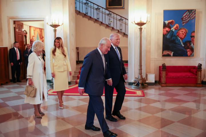 Carlos y Camilla y Donald y Melanie Trump en la Casa Blanca en una sala con un cuadro que recuerda su intento de atentado en 2024