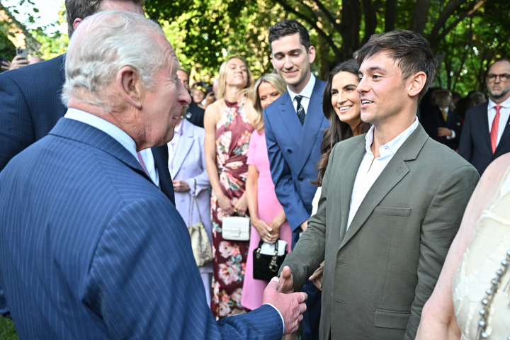 El humorista Matt Friend observa la charla entre Carlos III y Tom Daley en la residencia del embajador británico en Washington