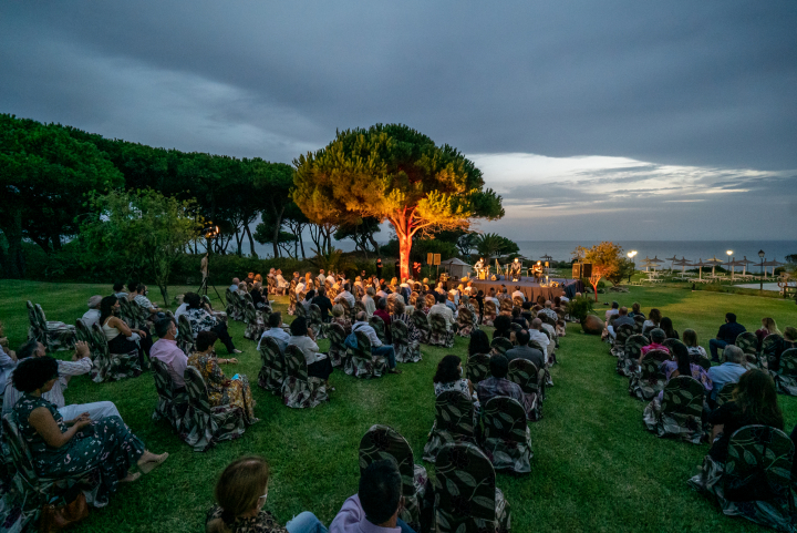Jardines del Parador de Mazagón durante el concierto de Caprichos Musicales, de Miguel Poveda.