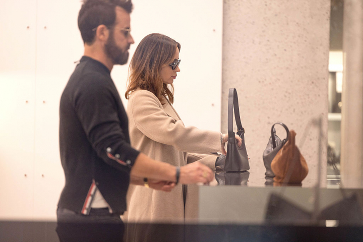 Justin Theroux y Emily Blunt en el rodaje de 'El diablo viste de Prada 2' en Milán.