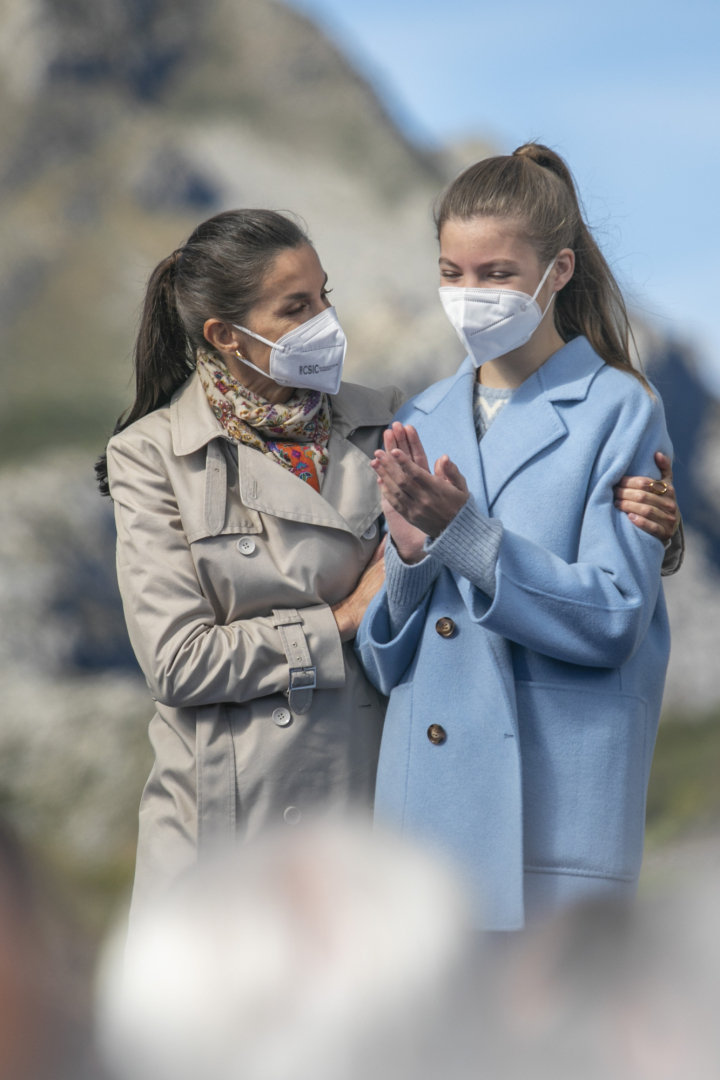 La infanta Sofía, sorprendida y emocionada junto a la reina Letizia al inaugurar el Mirador Infanta Sofía en Santa María del Puertu, en Somiedo, Asturias